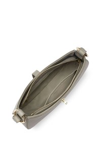 Borsa in pelle grigia con parti metalliche dorate. Chiusura con cerniera, tasca interna e texture liscia. Forma compatta e rettangolare.