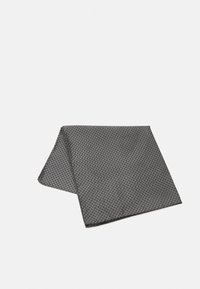 Szary poszetka z subtelnym wzorem małych kropek, wykonana z gładkiego materiału. Starannie złożona z ostrymi krawędziami.