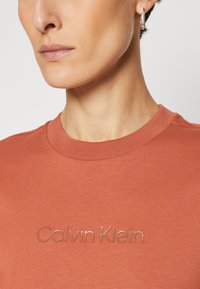 Calvin Klein HERO LOGO REGULAR - T-shirts med print - baked clay