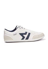 Weißer Sneaker mit marineblauen Akzenten, glattem synthetischen Material, rundem Zehenbereich, strukturiertem Sohle und einem kontrastierenden hellgrauen Fersenpanel.