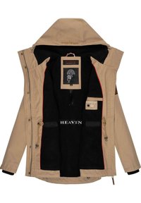 Veste d'extérieur beige avec une doublure en polaire noire douce, des accents rouges, plusieurs poches et une capuche avec cordon de serrage. Étiquette intérieure visible.