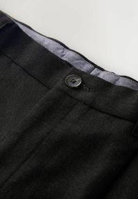 Sorte skræddersyede bukser med fiskebensmønster, med enkelt knaplukning og en glat inderfor i lysegrå.