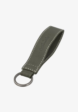 Dunkelgrüner Leder-Schlüsselanhänger mit weißen Nähten und einem runden Metall-Schlüsselring an einem Ende.