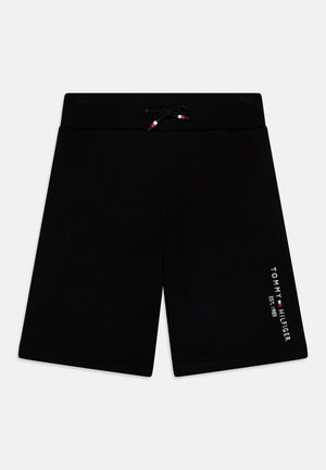 Sorte elastiske shorts med snøre i taljen og hvidt Tommy Hilfiger-logo og tekst på det nederste højre ben.