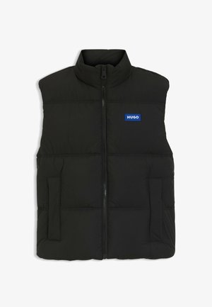 Gilet imbottito nero con colletto alto, cerniera frontale e tasche laterali con zip. Presenta un logo "HUGO" blu sul petto.