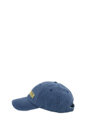 Cappellino da baseball blu navy con testo ricamato giallo parzialmente visibile sulla parte anteriore, cinturino regolabile sul retro, visto di lato.