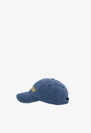 Tengerészkék baseballsapka sárga hímzett szöveggel részben látható elöl, hátul állítható pánttal, oldalnézetben.