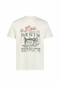 Camiseta de algodón en color blanco roto con estampado gráfico. Características: ilustración de una máquina de coser retro, "Denim de Calidad Lee" y acentos de texto coloridos.