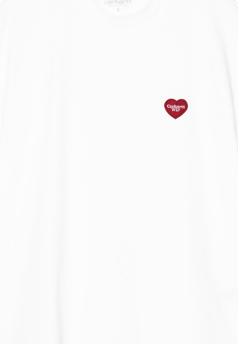 Camiseta de algodón blanca con un pequeño logotipo bordado en forma de corazón rojo que lleva el texto "Carhartt WIP" en el lado izquierdo del pecho. Diseño clásico de cuello redondo.