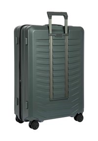 Dunkelgrüner Hartschalenkoffer mit ausgezogenem Teleskopgriff und vier schwarzen Rollrädern auf weißem Hintergrund.