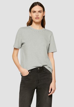 Lichtgrijs t-shirt met korte mouwen heeft decoratieve steentjes rondom de halslijn. Het shirt heeft een relaxte pasvorm en is gemaakt van een zachte stof.