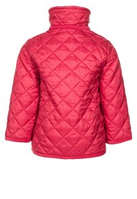 Červená prošívaná bunda s vysokým límcem, dlouhými rukávy a vzorem v podobě kosočtverců. Tkanina má hladký, lesklý povrch.