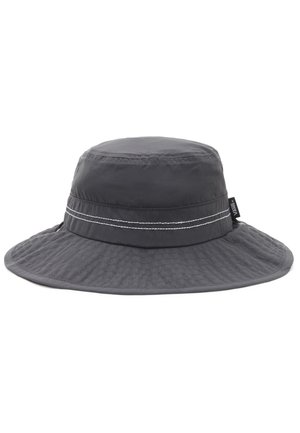 Chapeau seau à large bord gris foncé avec deux lignes blanches cousues autour de la calotte et une petite étiquette noire avec le logo Vans sur le côté.