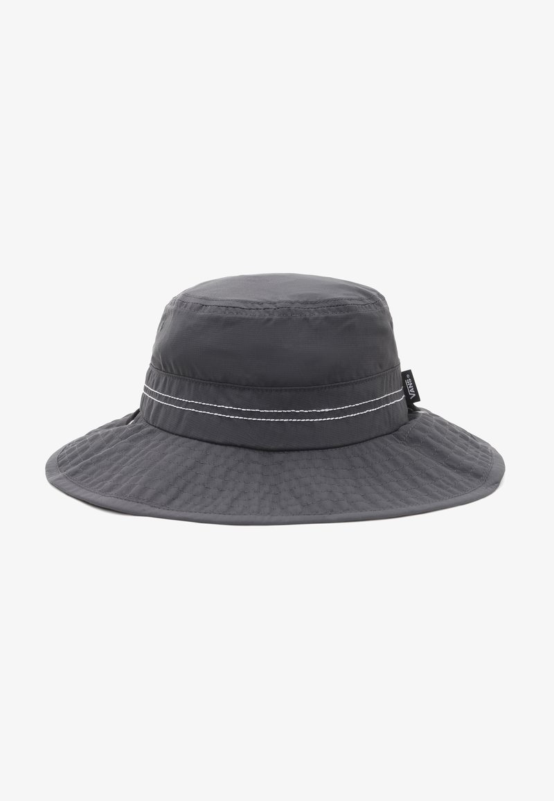 Chapeau seau à large bord gris foncé avec deux lignes blanches cousues autour de la calotte et une petite étiquette noire avec le logo Vans sur le côté.