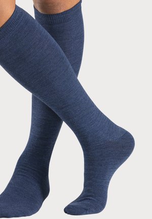 Kniestrümpfe aus strukturierter navyblauer Baumwolle mit einem gerippten oberen Rand, der eine glatte Oberfläche und eine konturierte Form aufweist.