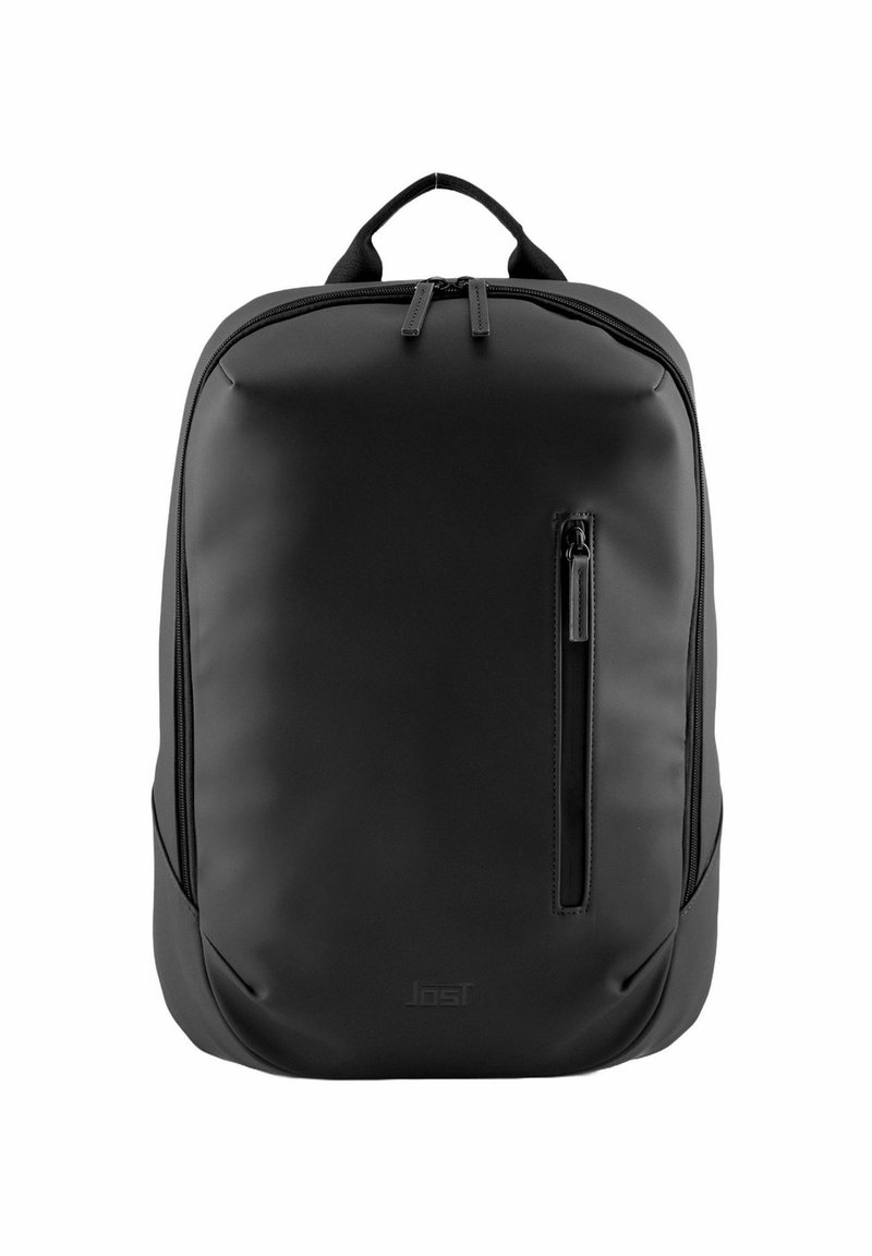 Sac à dos noir avec une finition lisse et mate. Comprend une poche zippée à l'avant et un compartiment principal à double zip. Forme simple et rectangulaire.