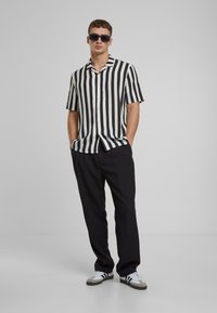 Urban Classics RESORT - Button down-skjorte - black offwhite