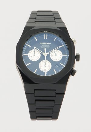 Schwarze Metallarmbanduhr mit blauem Zifferblatt, drei weißen Chronographen-Unterzifferblättern, silbernen Stundenmarkierungen und Datumsfenster bei 4 Uhr.