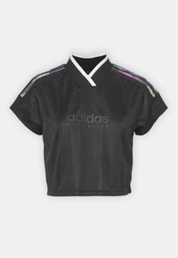 Černá polo košile s krátkým rukávem a kontrastním bílým límcem, s multikolorovými strukturovanými pruhy na ramenou; logo Adidas na přední straně.