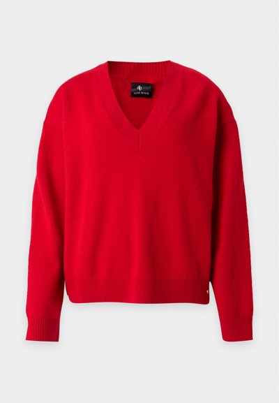 Pull rouge à manches longues avec col en V, poignets et ourlet côtelés, présenté sur un fond clair uni.
