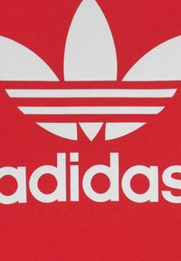 adidas Originals ADICOLOR TREFOIL - T-shirt estampada - vivid red/white