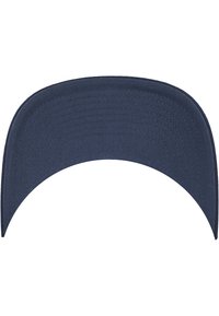 Cappellino visiere blu scuro con una texture di tessuto liscia, visiera ampia curvata e dettagli cuciti. Nessun logo o abbellimento visibile.