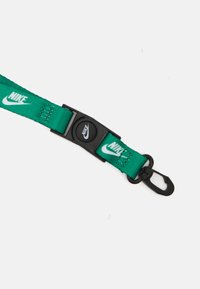 Nike Sportswear CLUB STANDARD LANYARD UNISEX - Kulcskarika - malachite/white
