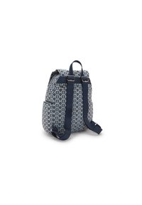 Reppu, joka on valmistettu kestävästä kankaasta ja jossa on tummansininen geometrinen kuvio, kaksinkertaiset olkahihnat, pääkahva ja vetoketjupussit.