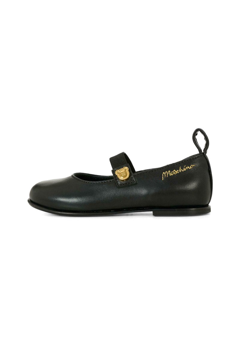 Chaussure Mary Jane en cuir noir avec un bout rond, des éléments en forme d'ours dorés, une sangle élastique et une semelle en caoutchouc plate. Logo "Moschino" en or.