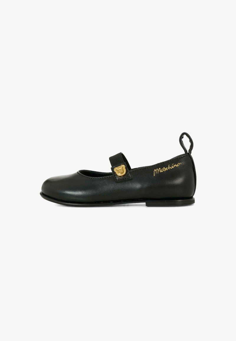 Scarpa Mary Jane in pelle nera con punta tonda, hardware a forma di orso dorato, cinturino elastico e suola in gomma piatta. Logo "Moschino" in oro.