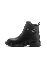 Stivale ankle nero in pelle con una finitura liscia, caratterizzato da un dettaglio con fibbia laterale, punta rotonda e tacco a blocco basso.