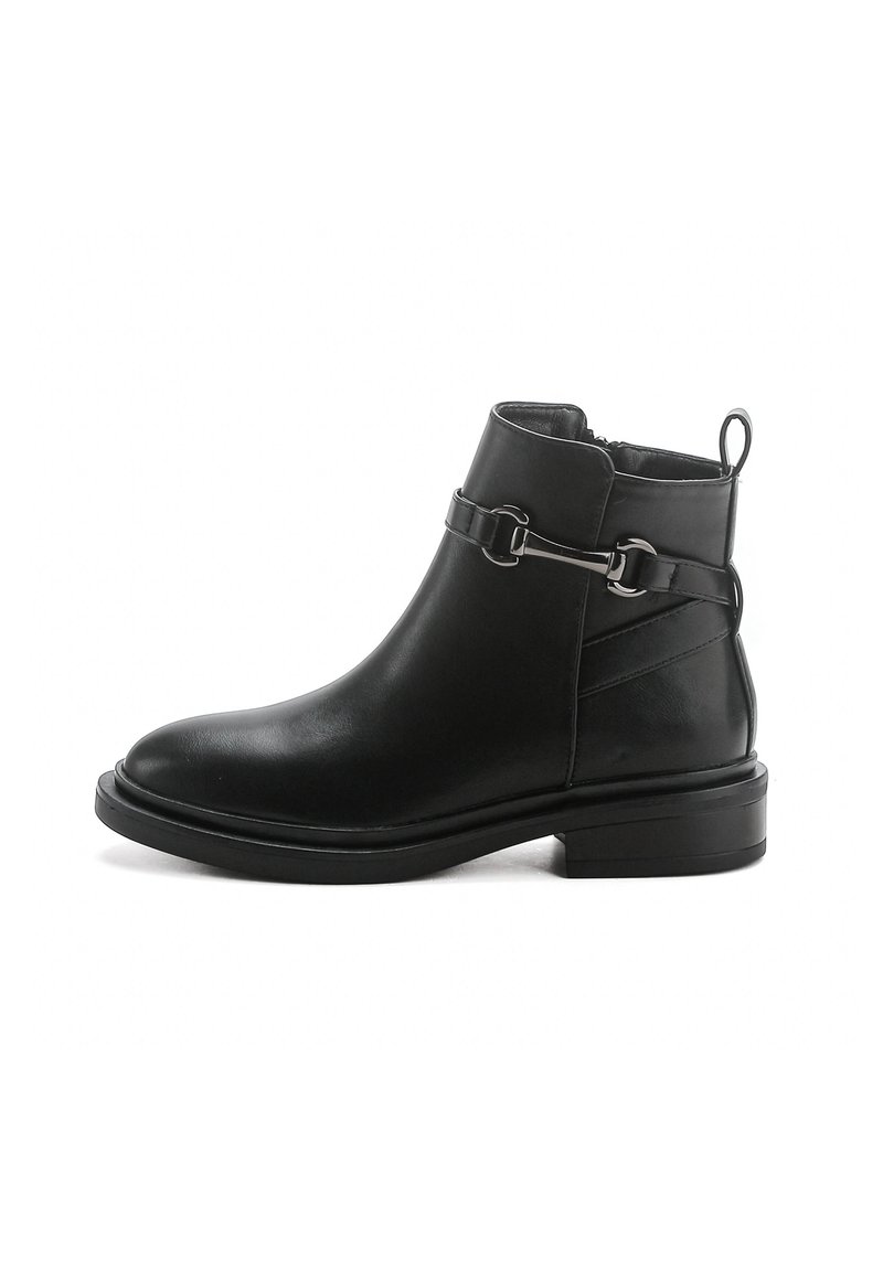 Stivale ankle nero in pelle con una finitura liscia, caratterizzato da un dettaglio con fibbia laterale, punta rotonda e tacco a blocco basso.
