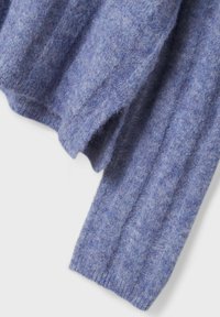 Pull en laine bleu texturé avec un motif côtelé. Présente des manches longues et une finition douce et confortable. Le tissu affiche un dégradé de tons de bleu.