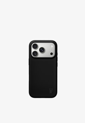 Musta puhelimen suojakuori, jossa mattapintainen rakenne ja joka on suunniteltu tietylle älypuhelinmallille. Kuorissa on hopeinen kameran linssiosa, jossa on kolme linssiä.