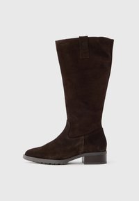 Bota alta hasta la rodilla de ante marrón, con punta redondeada, tacón bloque y una lengüeta en la caña, con detalles sutiles de costura.