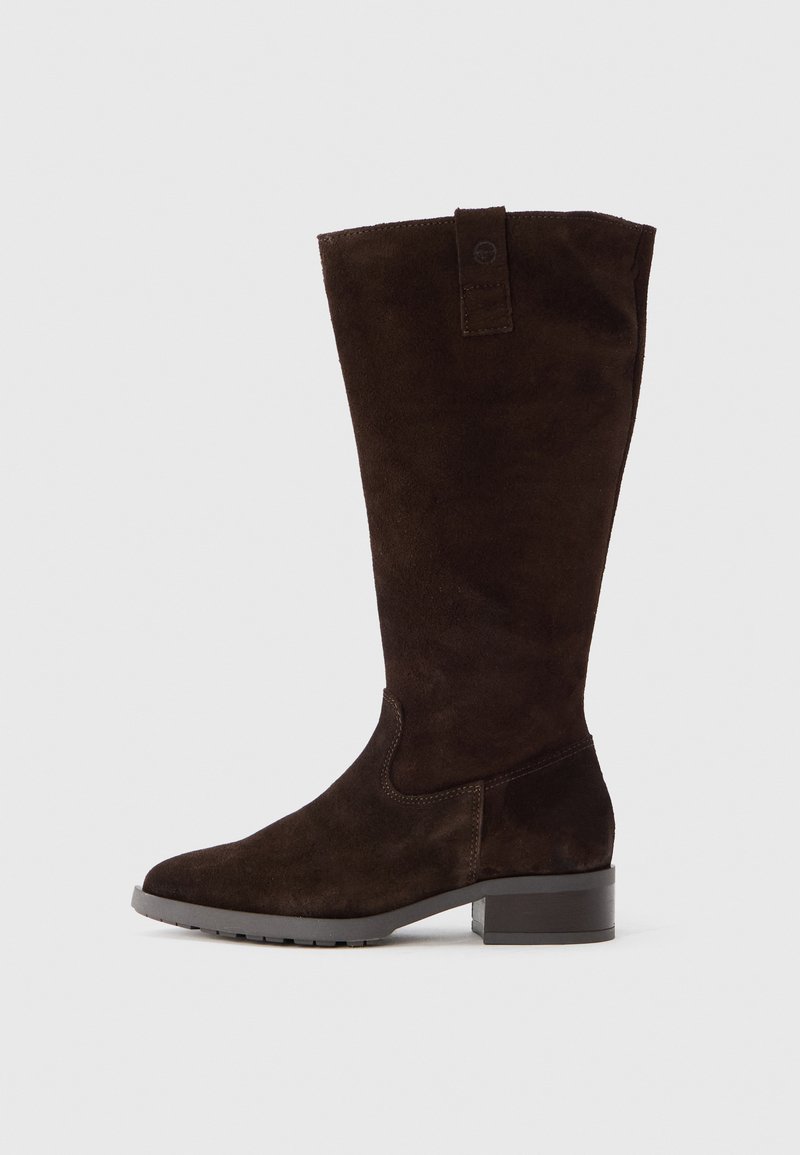 Bota alta hasta la rodilla de ante marrón, con punta redondeada, tacón bloque y una lengüeta en la caña, con detalles sutiles de costura.