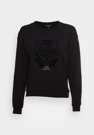 Czarna bluza z długim rękawem z dużą czarną grafiką tygrysiej twarzy oraz białym, wyśrodkowanym poniżej grafiki logo Armani Exchange.