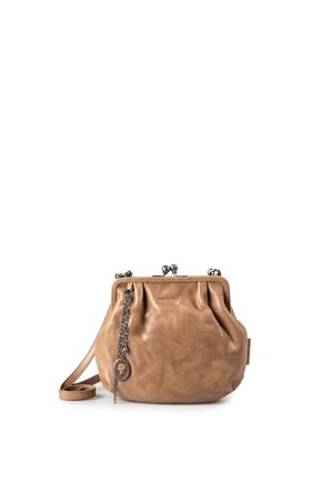 Braune Lederschultertasche mit Metallverschluss und dekorativer Kette mit ovalem Anhänger vorn.