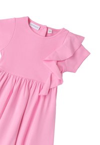 Rosa geripptes Kleid mit kurzen Ärmeln, das eine Rüsche entlang der Schulter und einen gerafften Rock aufweist. Weicher Stoff.