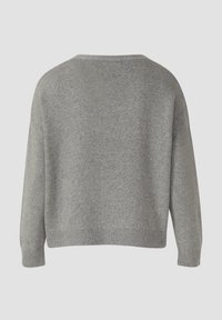 Maglione grigio a maglia caratterizzato da una vestibilità ampia, scollatura tonda larga e polsini a costine. La texture è morbida e liscia, con una leggera elasticità.