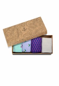 Fire par sokker i en papkasse med et topografisk design. Farver: mintgrøn, lavendel, pink, dybblå og lysegrå.