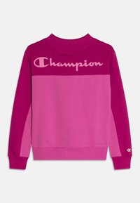 Felpa a blocchi di colore viola e rosa con collo a costine, con il logo "Champion" in rosa chiaro sul petto.