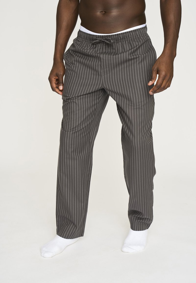 Grå stribede bukser med en afslappet pasform, elastisk talje og snøre detalje. Blød stoftekstur, sidelommer på benene.