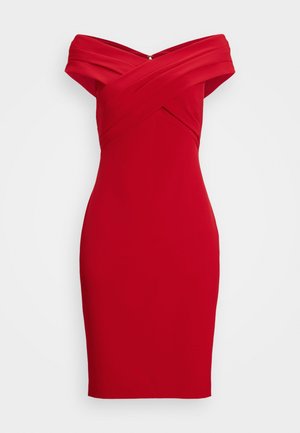 Rotes schulterfreies Kleid mit taillierter Silhouette, das aus mehreren Schichten Stoff besteht und einen dezenten seitlichen Reißverschluss aufweist. Glatte Textur und knielanger Schnitt.