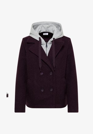 Manteau en laine double boutonnage de couleur violet foncé superposé sur un sweat à capuche gris clair avec des cordons de serrage noirs et une fermeture éclair à l'avant.