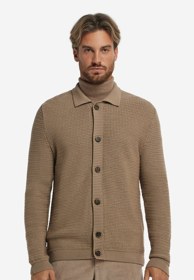 Ljusbrun stickad cardigan med krage, knappstängning fram och ribbade ärmslut. Texturerat tyg med ett vävt mönster.