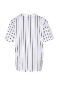 Camiseta blanca con rayas verticales negras, de mangas cortas, cuello redondo y dobladillo recto. Hecha de una tela suave, diseño minimalista.