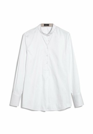 Witte langekeep shirt met een opstaande kraag, voorzien van een knoopsluiting aan de voorkant en manchetten met één knoop, gemaakt van een gladde stof.