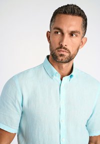 Lichtblauw kortemouwshirt van linnen met een button-down kraag en subtiele textuur, voorzien van witte knopen op de voorste sluiting.