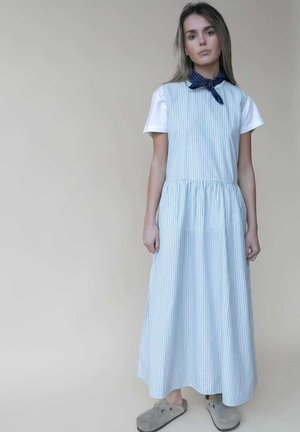 Studio Feder NOELLE - Maxikleid - blau weiß